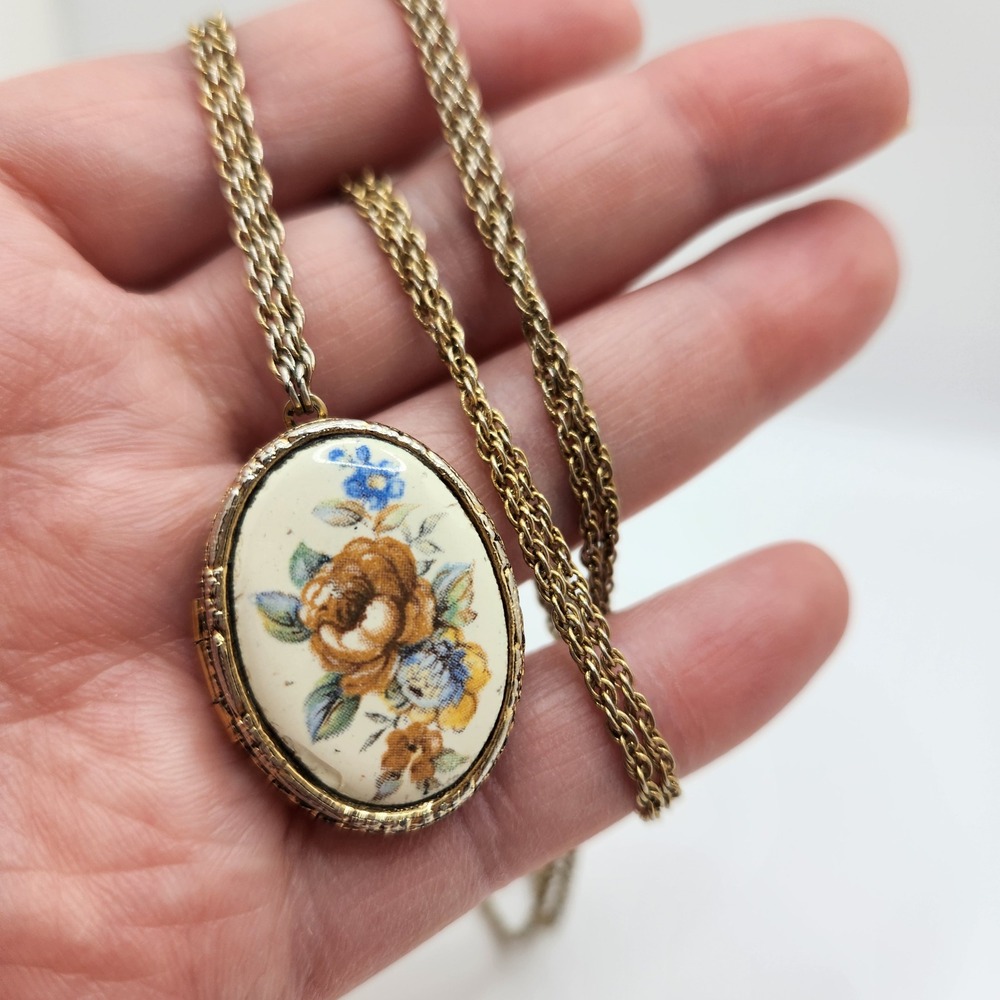Vintage Floral Porcelain Locket‎ Necklace Gold Tone Rope Chain Oval Pendent